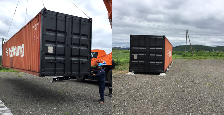 クレーンにてコンテナを積み上げている導入事例写真です。